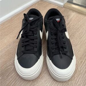 Nike Women’s Black Sneakers with White platform NWOT